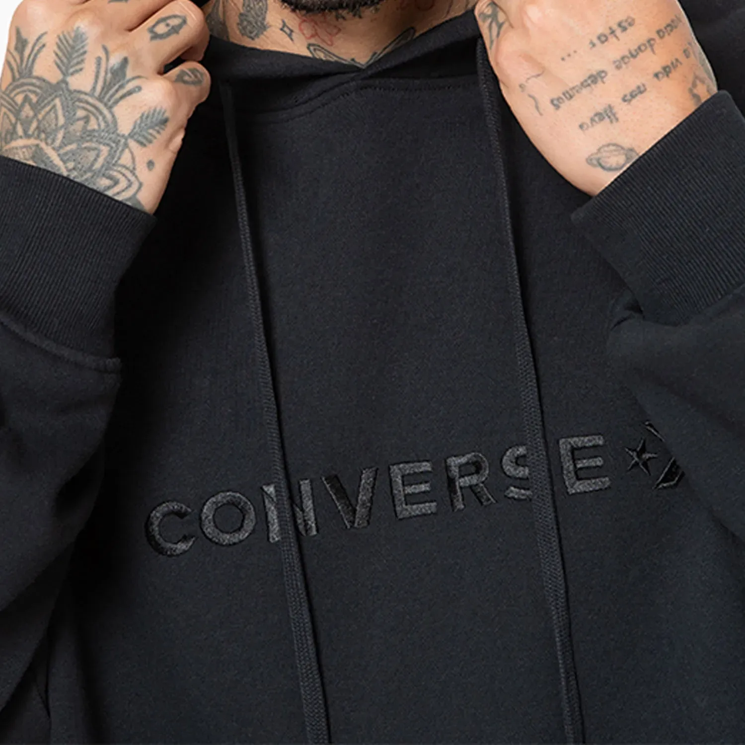 Polera Converse Hombre Hoodie Retro Vibe color negro | Platanitos