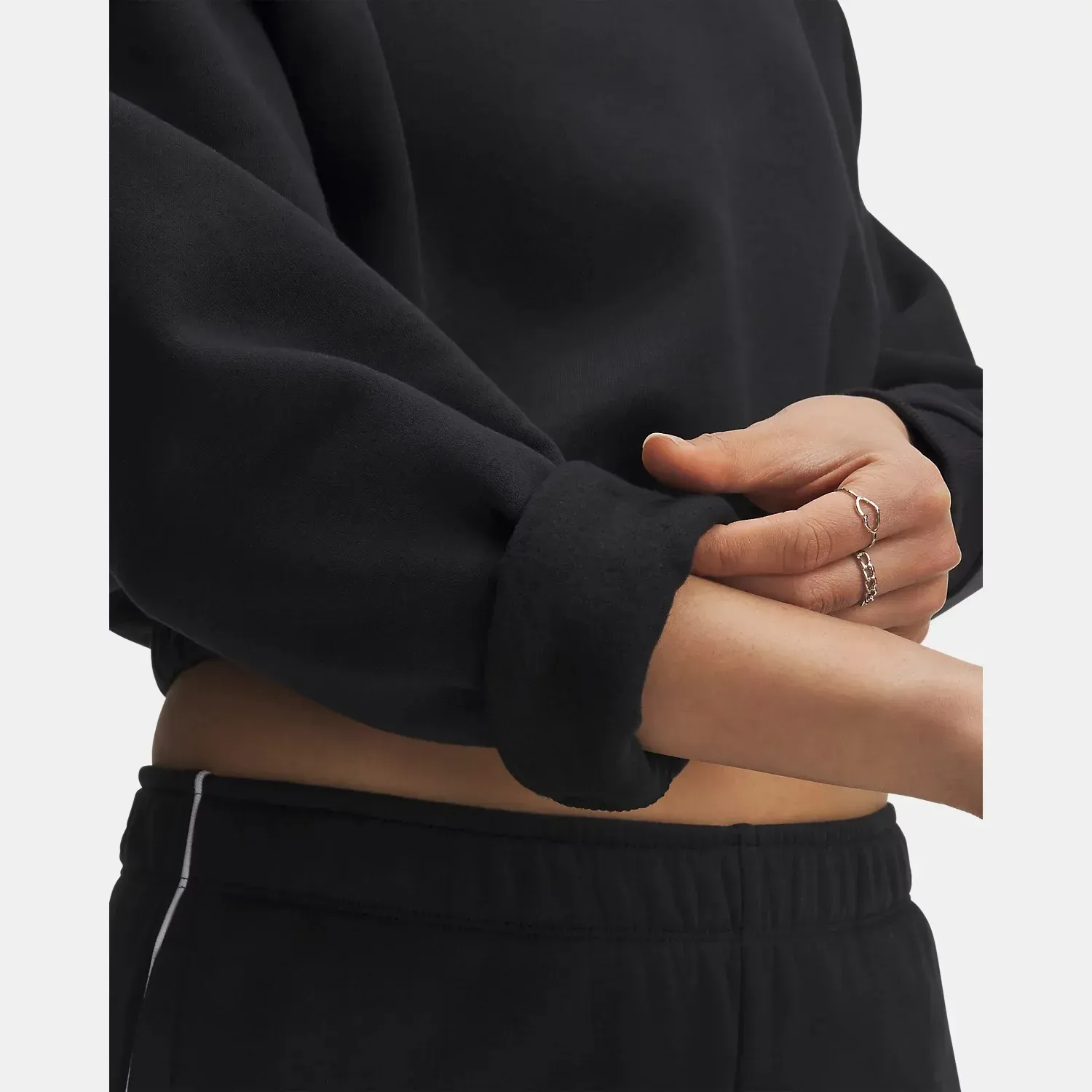 Polera Under Armour Deportiva Mujer  Rival Fleece Piped Crew color negro | Platanitos
