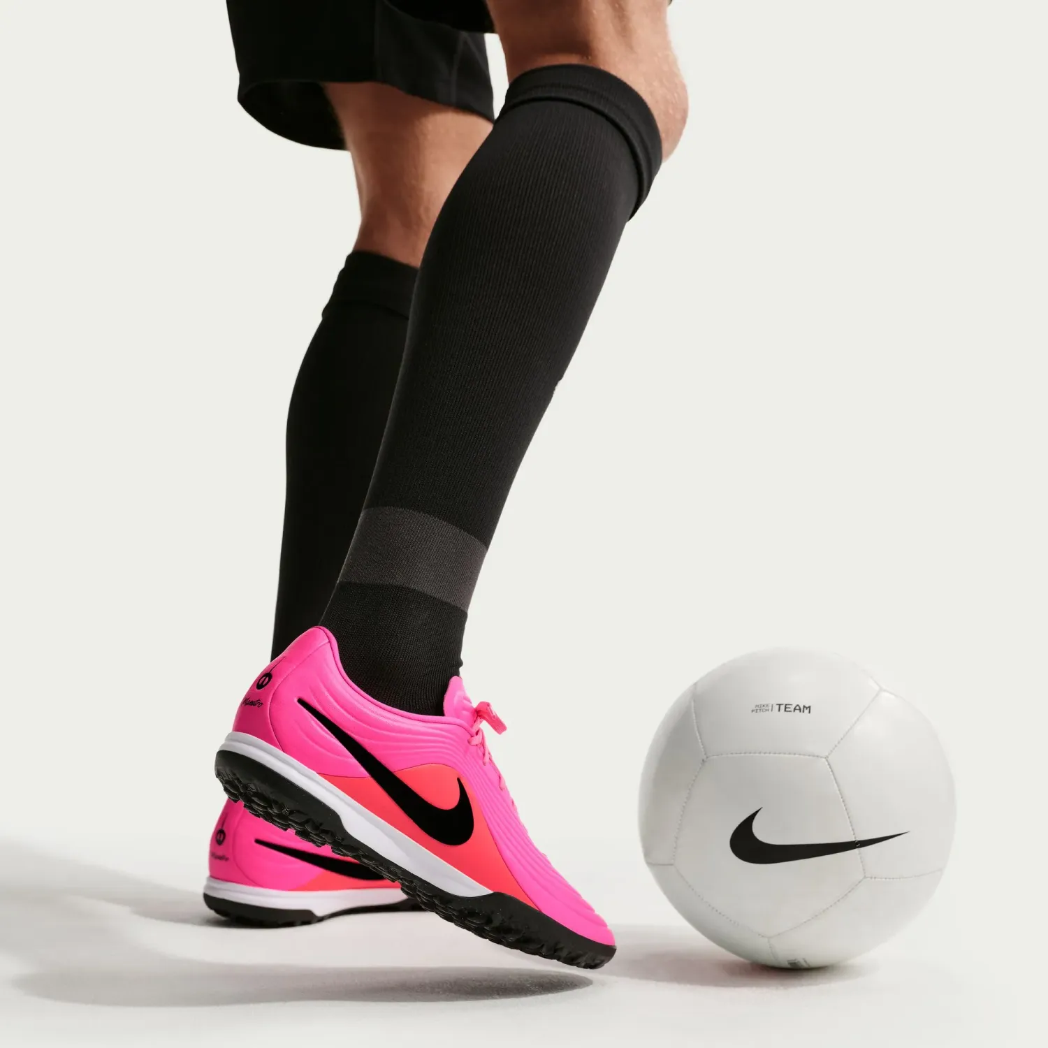 Zapatillas Nike De Futbol Unisex Tiempo Maestro Academy Tf T color fucsia / naranja | Platanitos