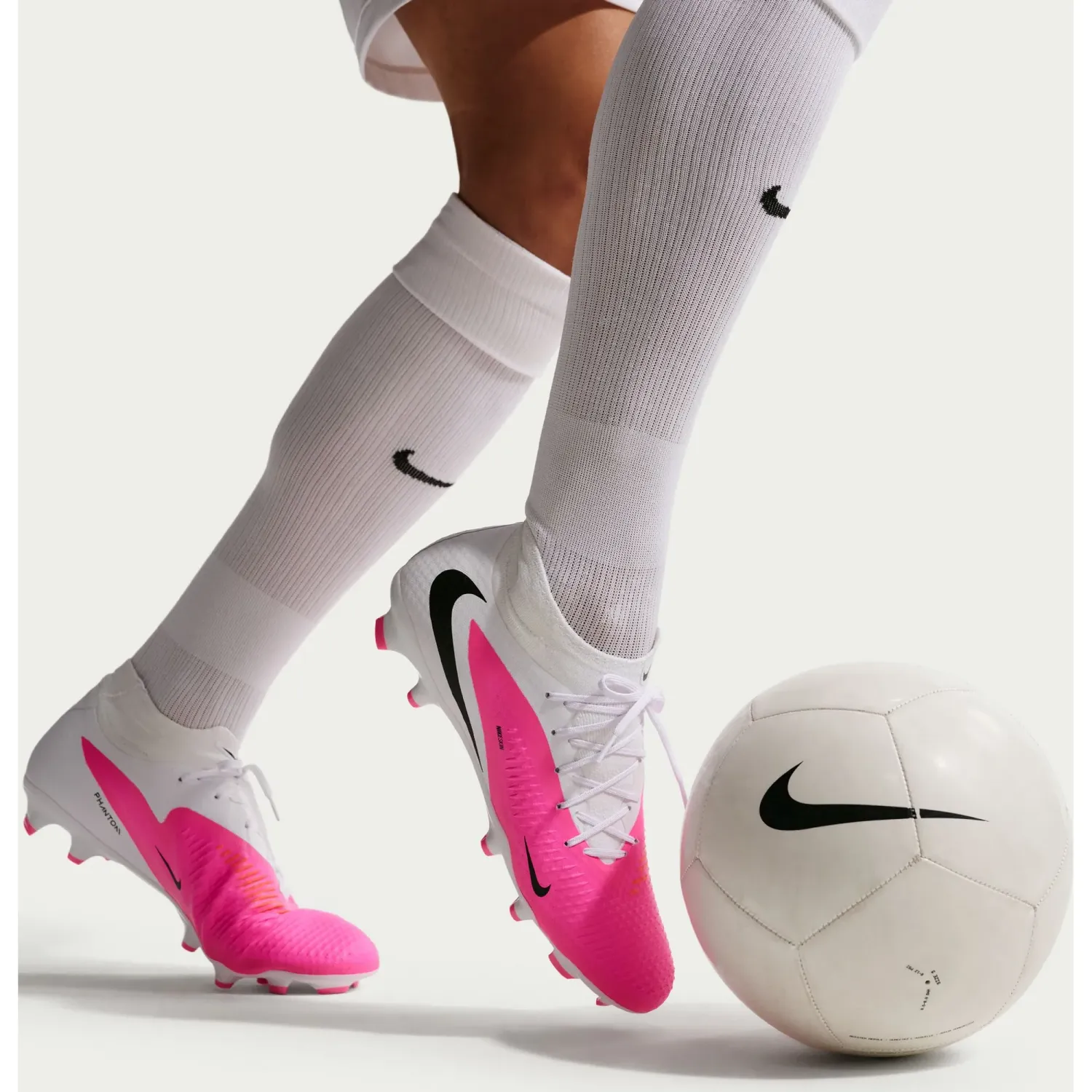 Zapatillas Nike De Futbol Unisex Phantom 6 High Acad Fg/Mg T color blanco / fucsia | Platanitos