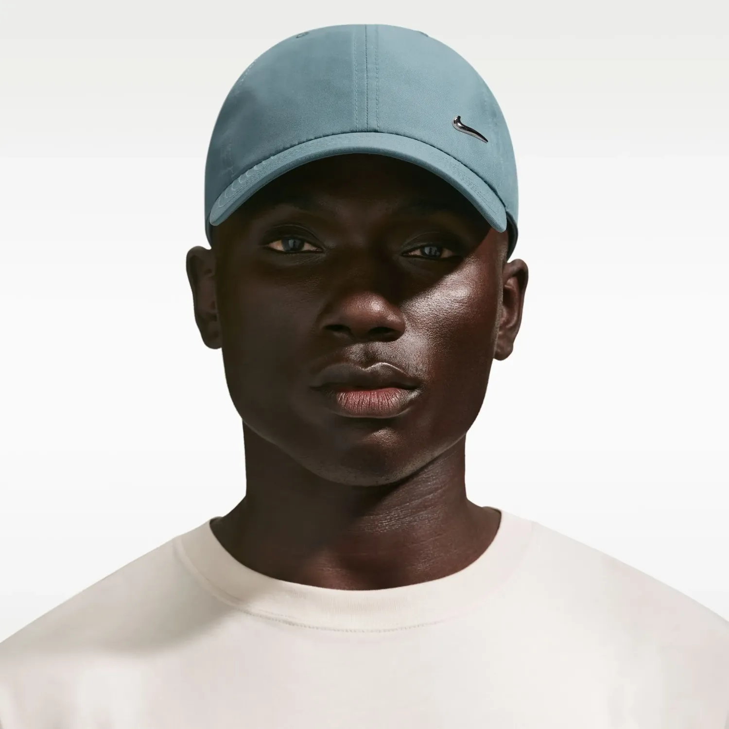 Nike Gorra Nike Sin Estructura Sportswear Unisex Dri-Fit Club Metal Swoosh color gris | Platanitos