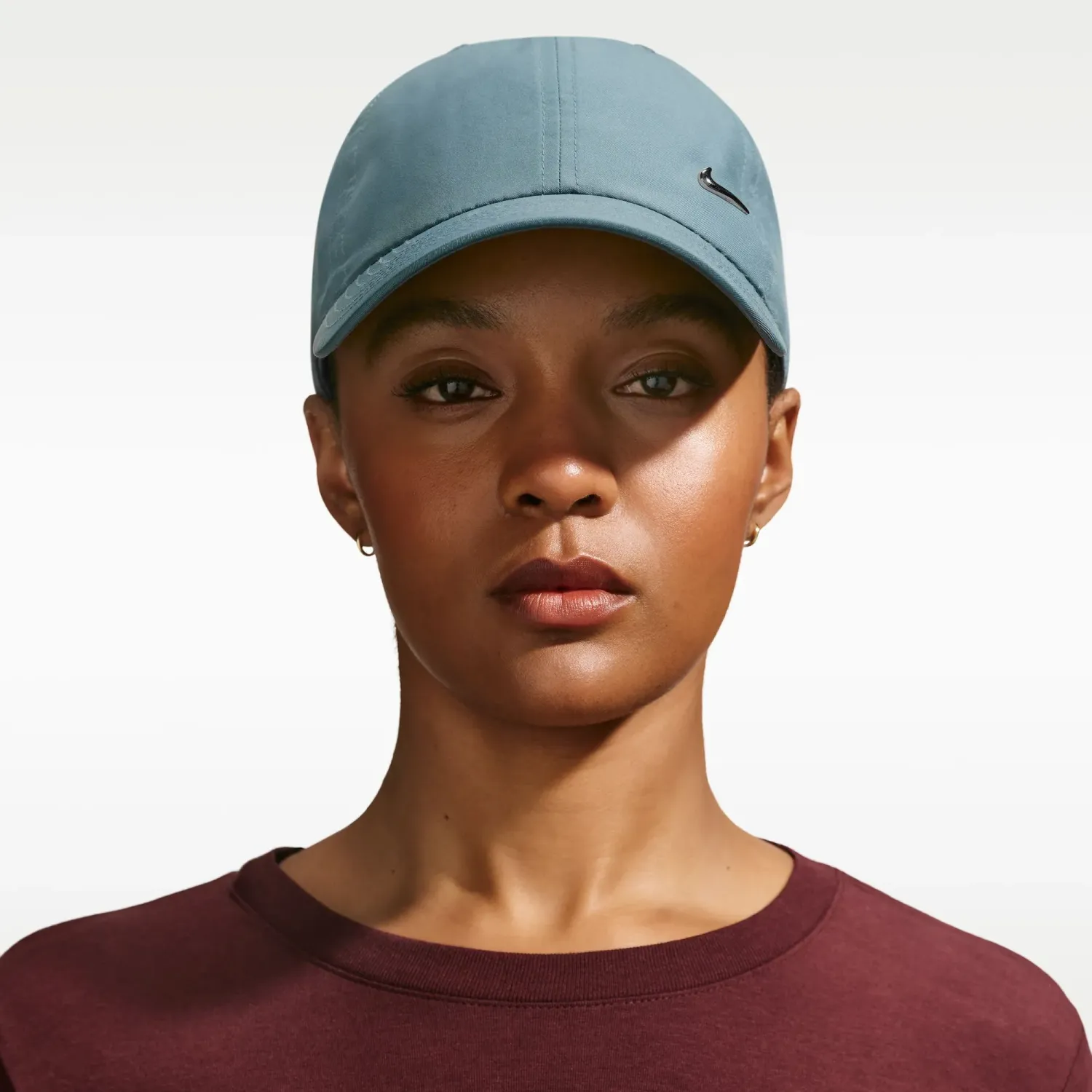 Nike Gorra Nike Sin Estructura Sportswear Unisex Dri-Fit Club Metal Swoosh color gris | Platanitos
