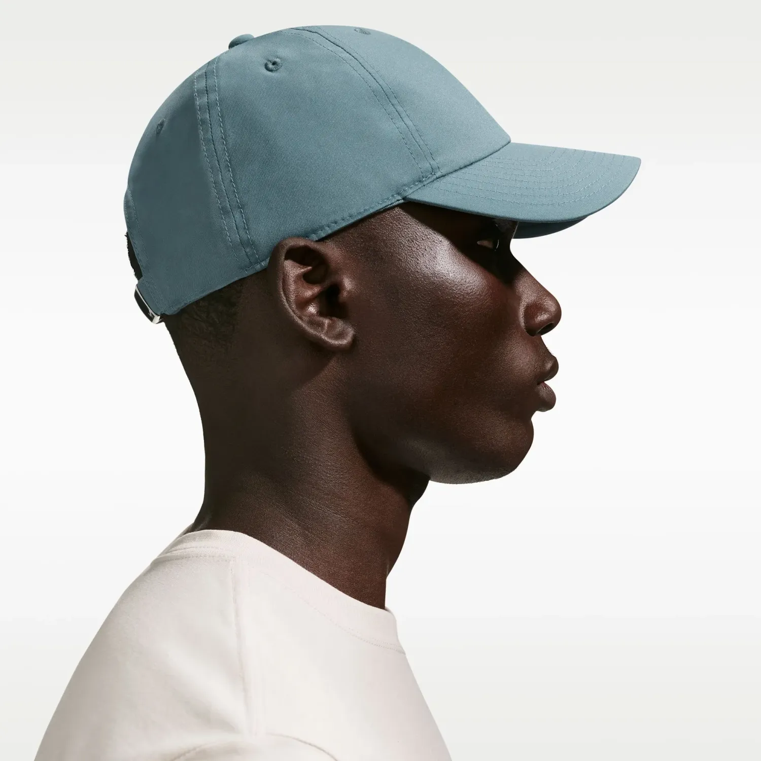 Nike Gorra Nike Sin Estructura Sportswear Unisex Dri-Fit Club Metal Swoosh color gris | Platanitos