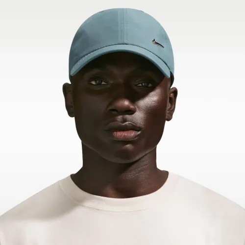 Gorra Nike Sin Estructura Sportswear Unisex Dri-Fit Club Metal Swoosh color gris | Platanitos