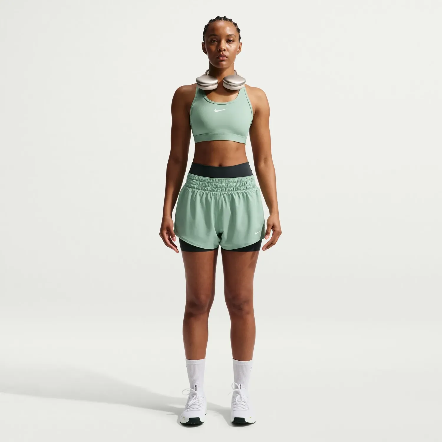 Top Nike Training Mujer Dri-Fit Swoosh - Soporte Medio color blanco | Platanitos