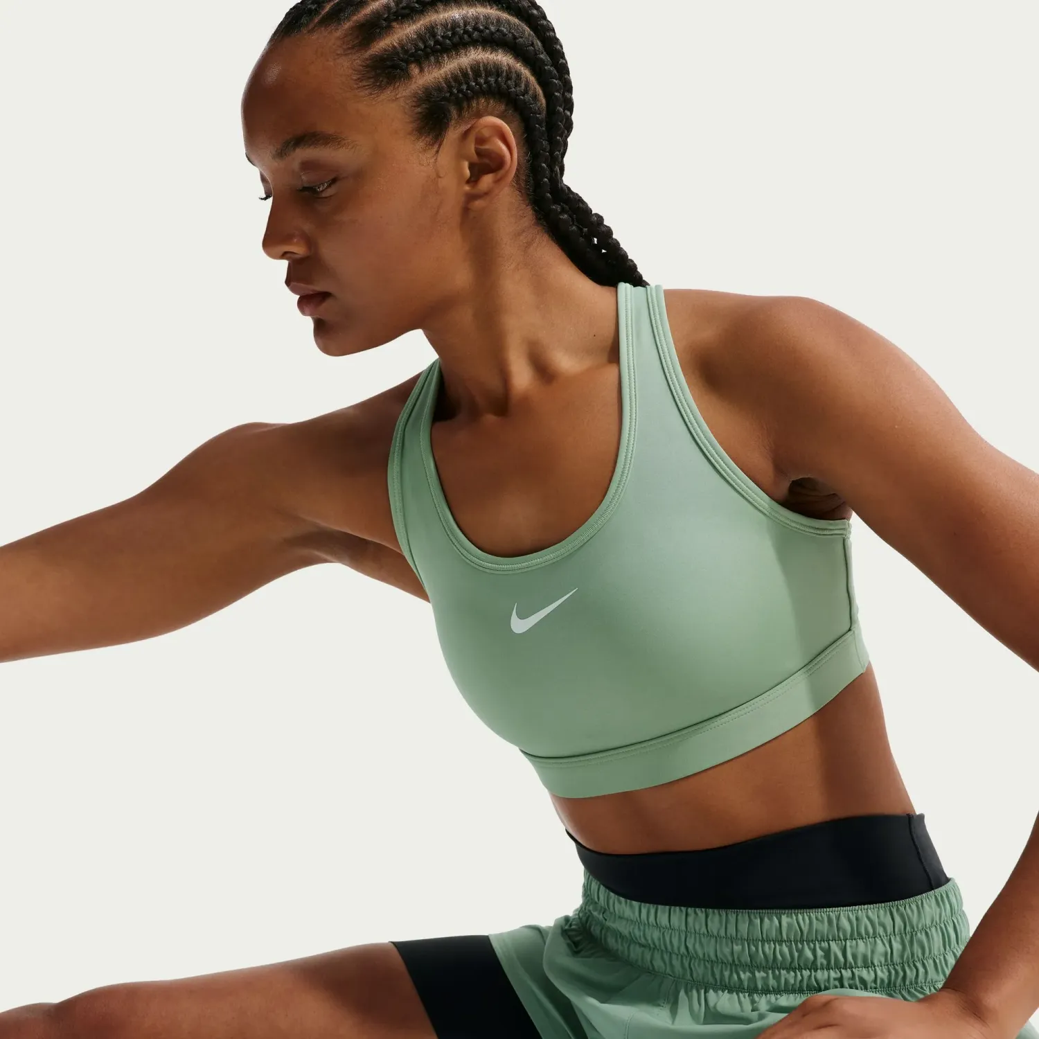 Top Nike Training Mujer Dri-Fit Swoosh - Soporte Medio color blanco | Platanitos
