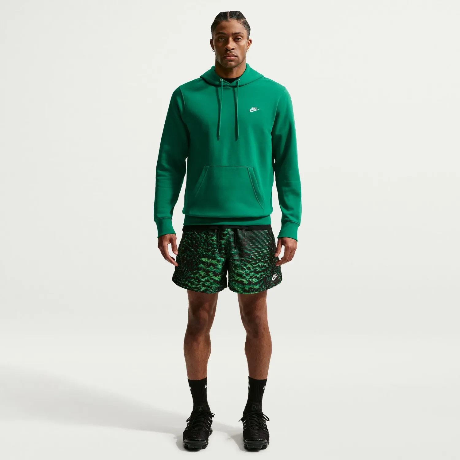Polera Nike Sportswear Hombre Club Fleece color verde | Platanitos