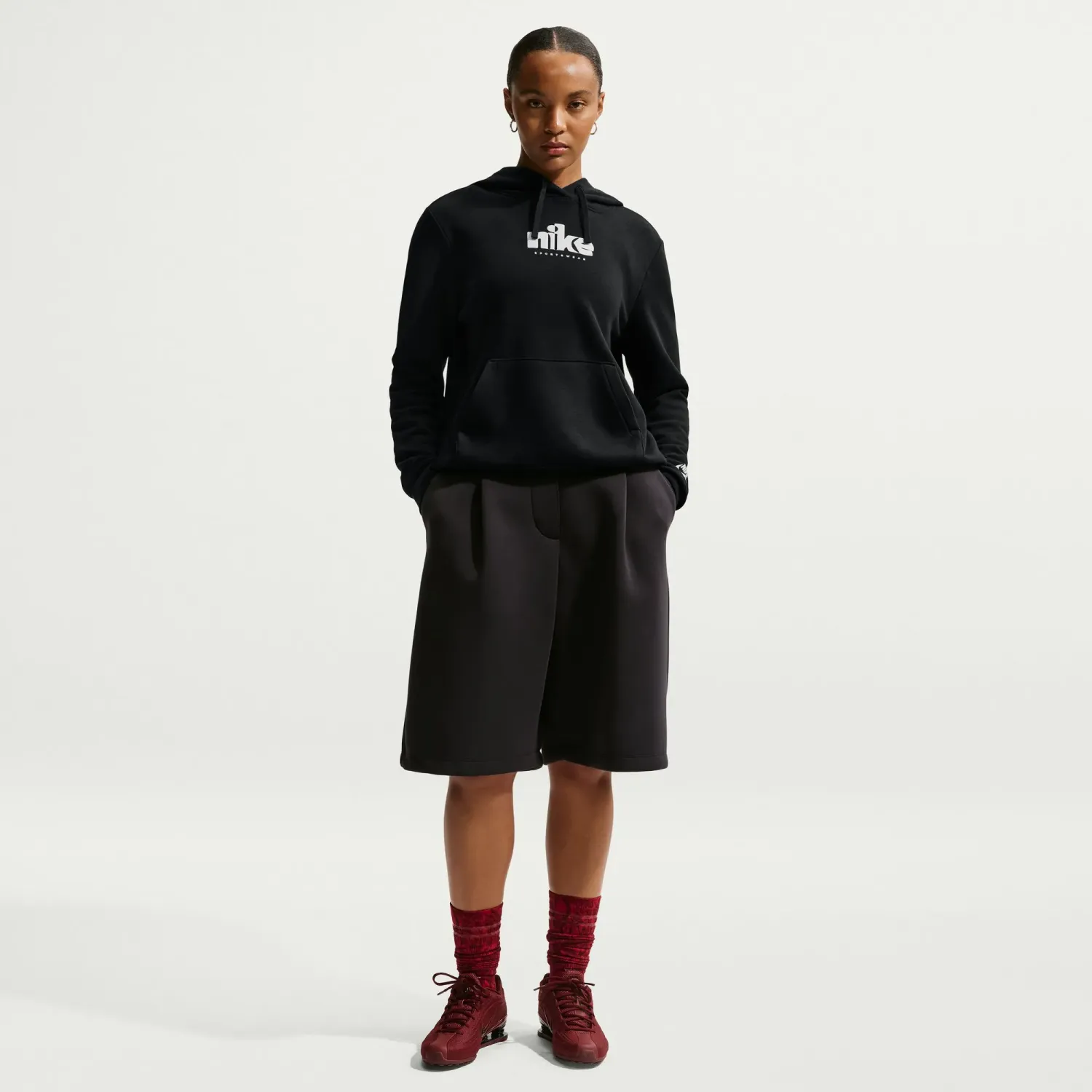 Casaca Nike Deportiva Mujer Sportswear Club Fleece Standard Graphic color negro | Platanitos