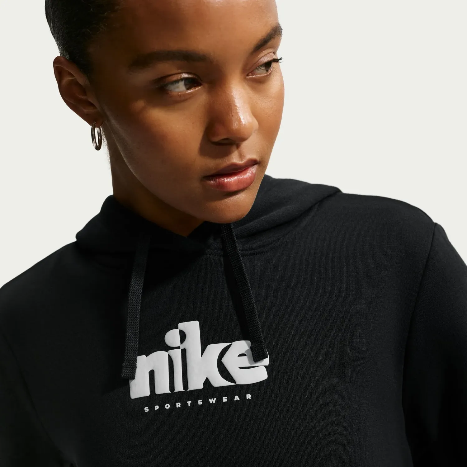 Casaca Nike Deportiva Mujer Sportswear Club Fleece Standard Graphic color negro | Platanitos