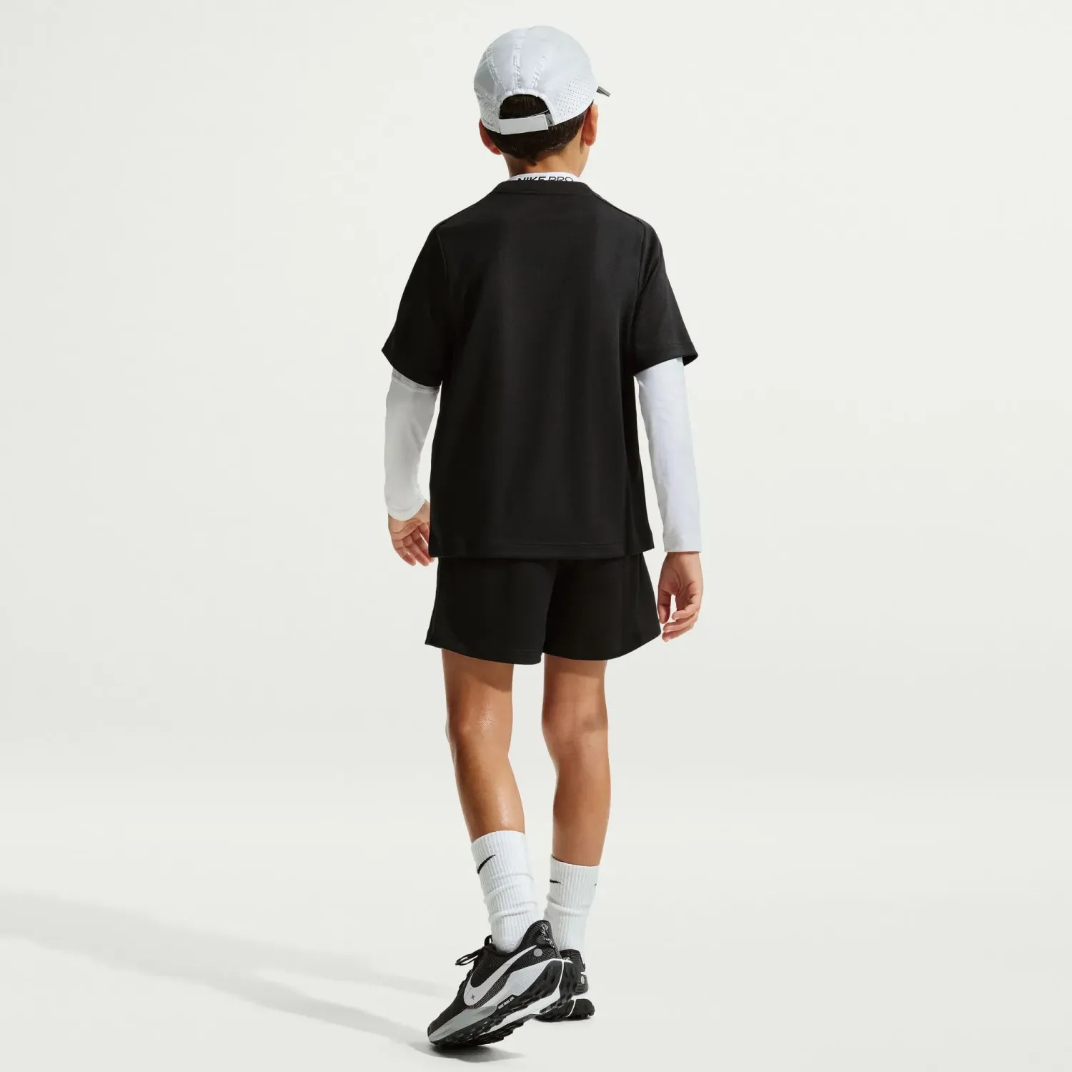 Nike Polo Nike Deportivo Juvenil Basic Multi Swoosh Shortsleeve Tee color negro | Platanitos