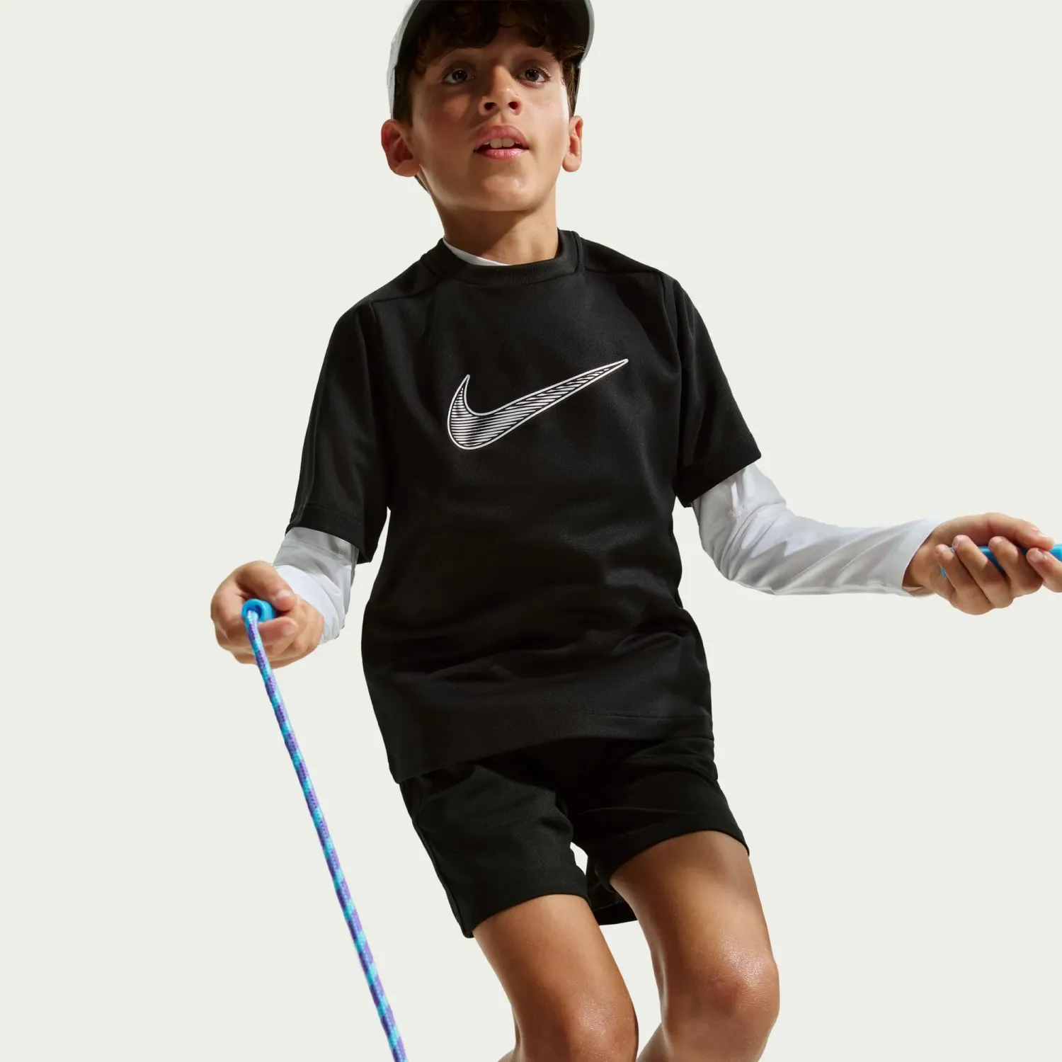 Nike Polo Nike Deportivo Juvenil Basic Multi Swoosh Shortsleeve Tee color negro | Platanitos