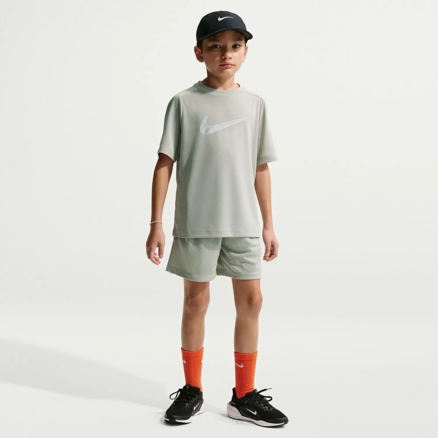 Nike Polo Nike Deportivo Juvenil Basic Multi Swoosh Shortsleeve Tee color plomo | Platanitos