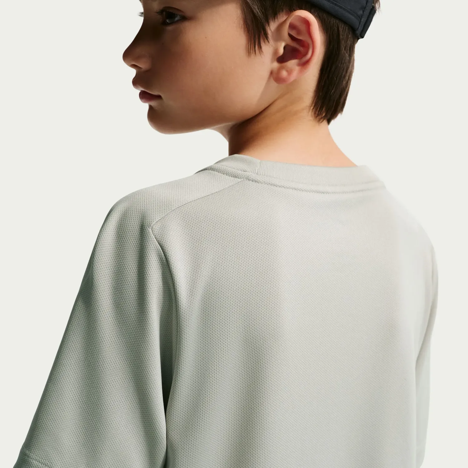 Nike Polo Nike Deportivo Juvenil Basic Multi Swoosh Shortsleeve Tee color plomo | Platanitos
