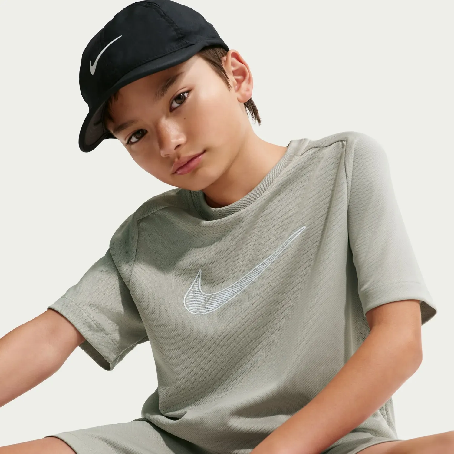 Nike Polo Nike Deportivo Juvenil Basic Multi Swoosh Shortsleeve Tee color plomo | Platanitos