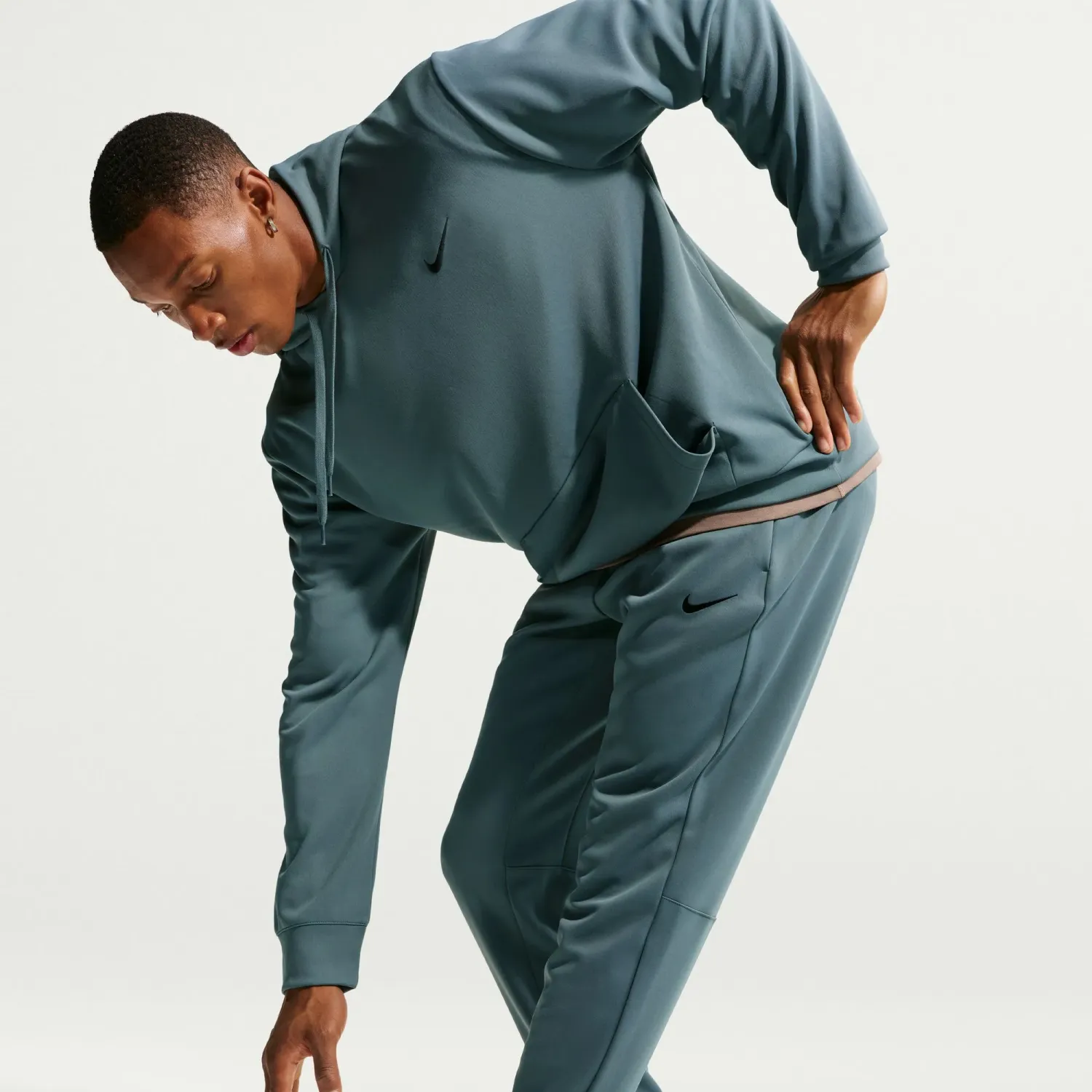 Nike Conjunto Nike Training Hombre Uv Flex Hyverse Dri-Fit Jogger color verde | Platanitos