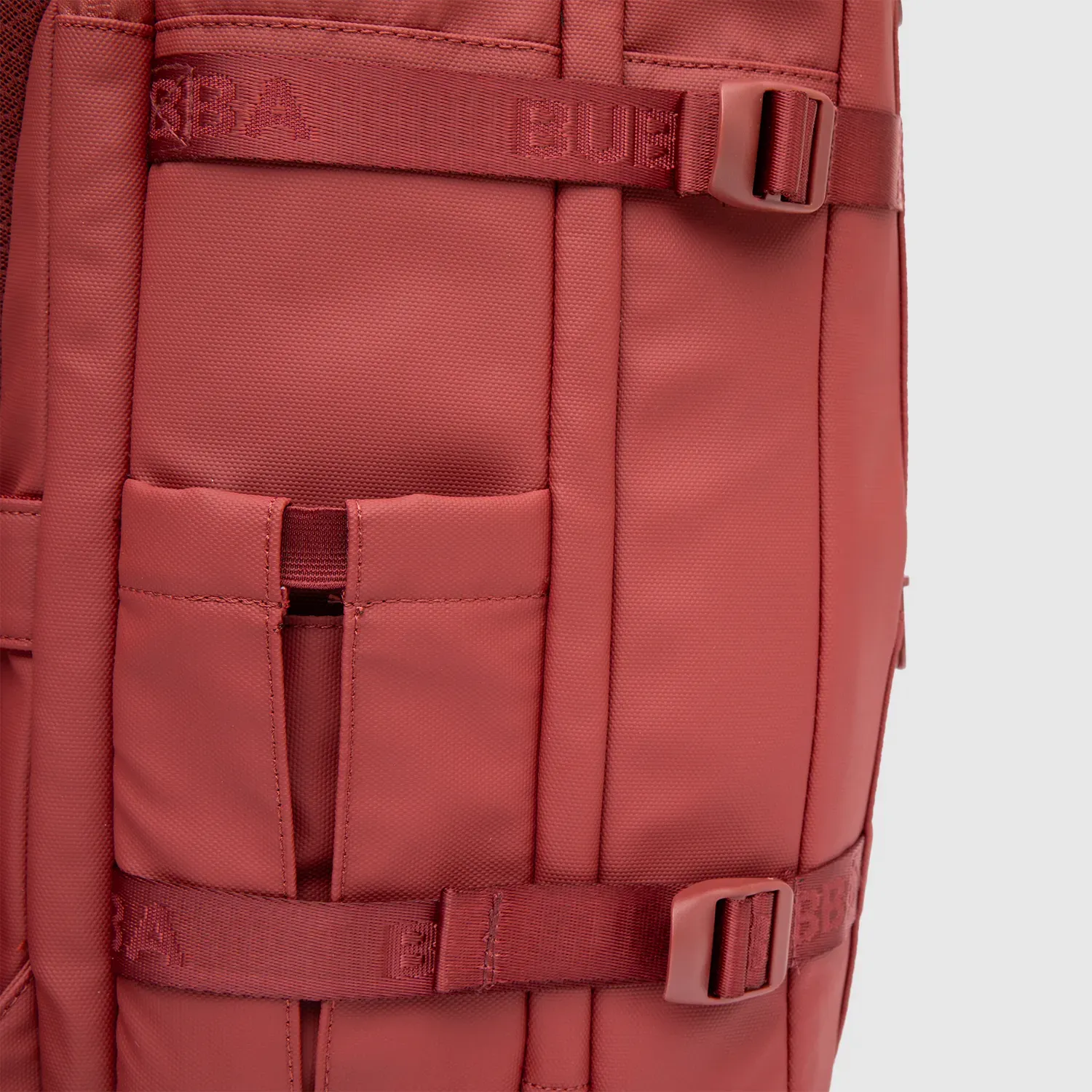 BUBBA BAGS Mochila Bubba Bags Para Viaje Unisex Personal Travel color rojo | Platanitos