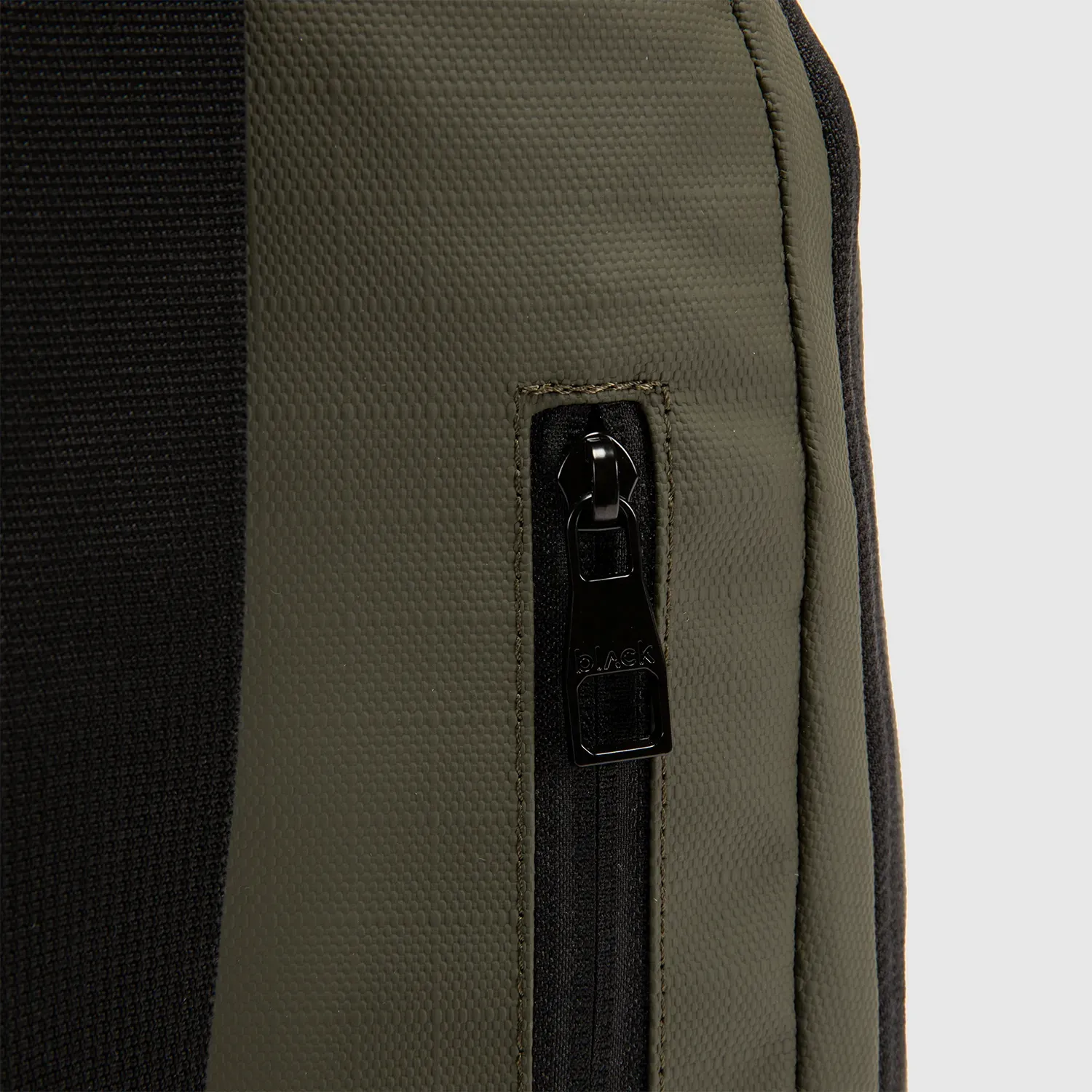 BLACK BAGS Morral Black Bags Cruzado Hombre Beast color verde | Platanitos