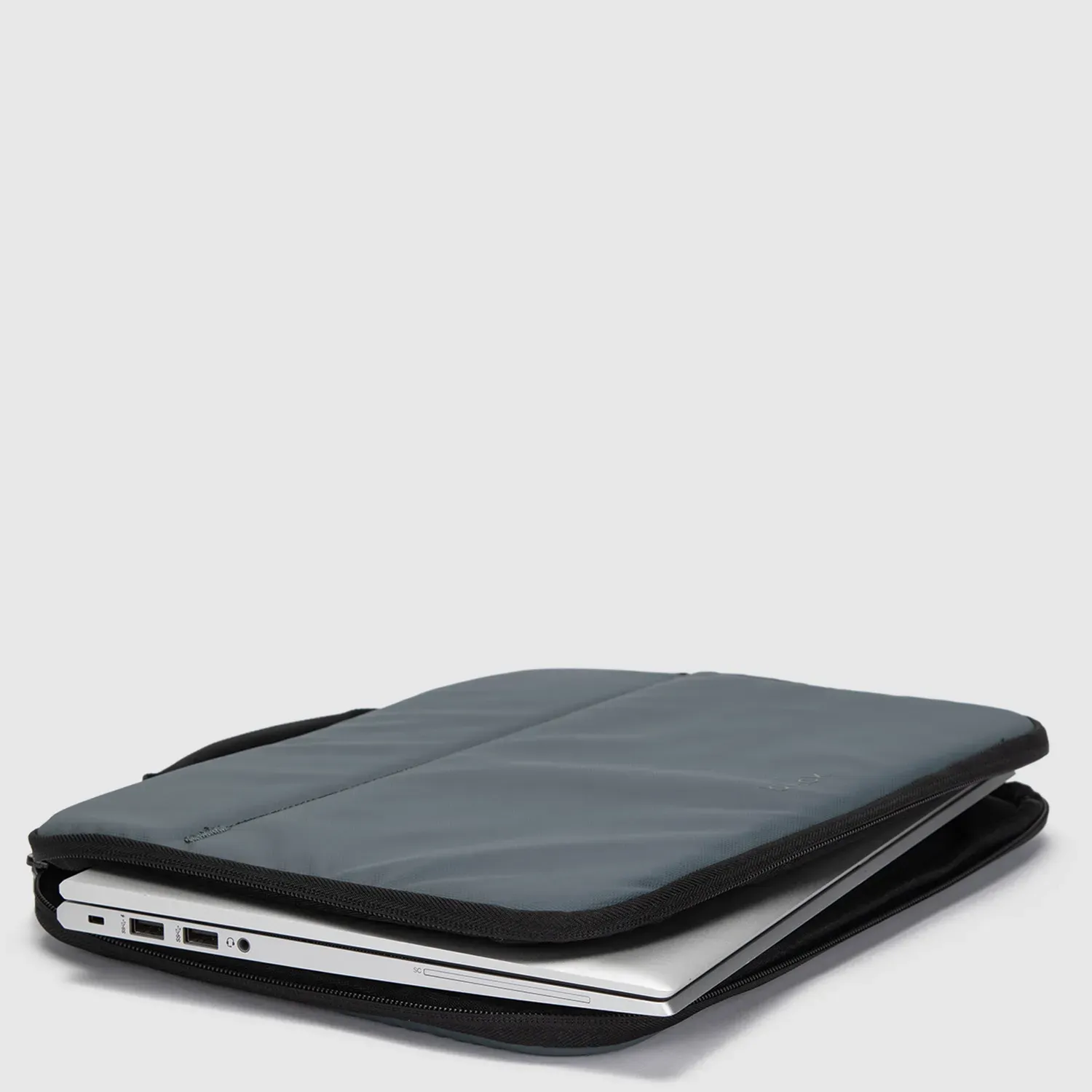 Funda Black Bags De Laptop Sleeve Manson Coal 14plg color plomo | Platanitos