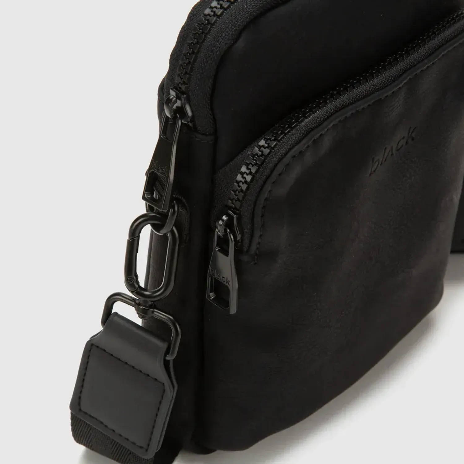 BLACK BAGS Morral Black Bags Hombre Austin color negro | Platanitos
