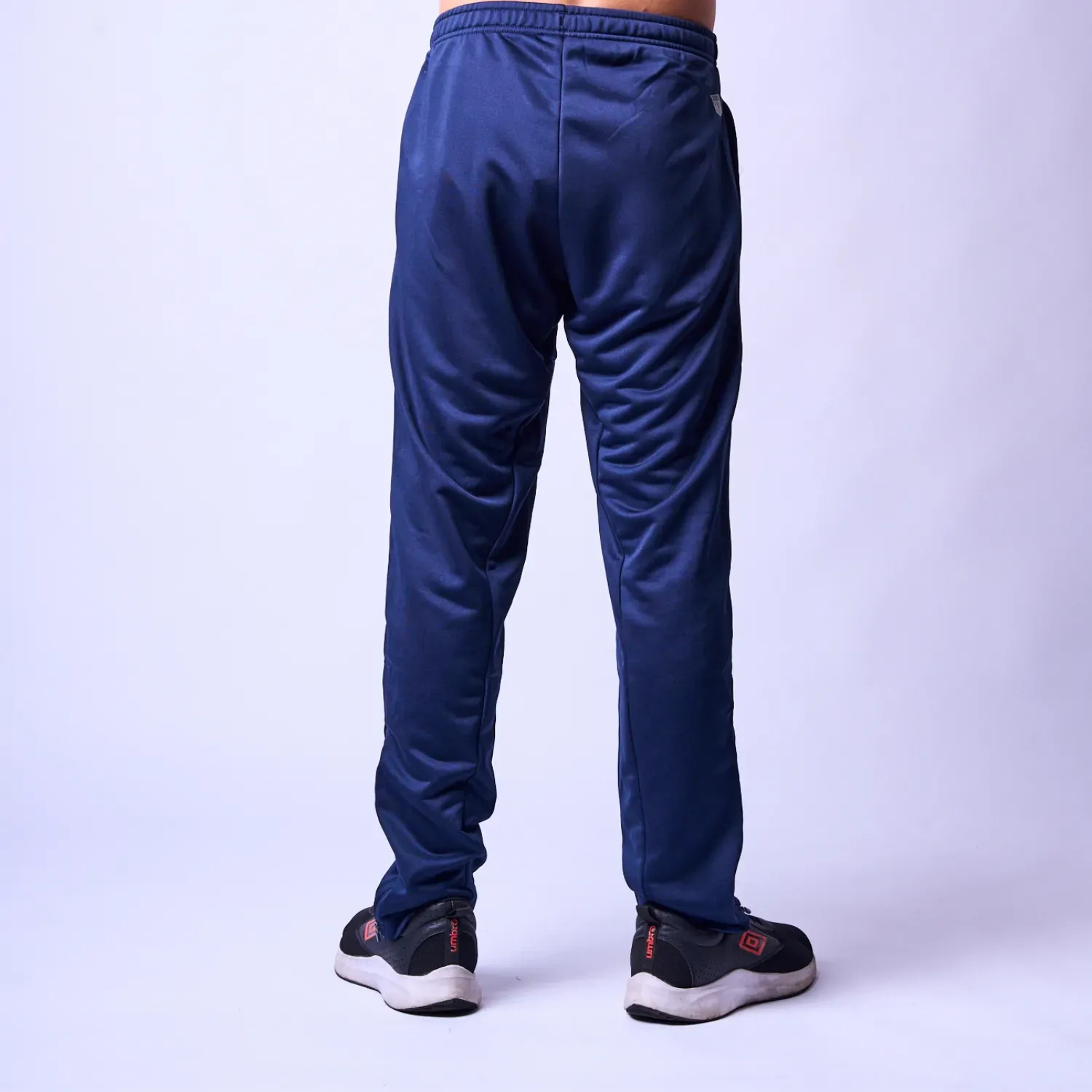 Pantalon Umbro Deportivo Hombre Tapered Pant color azul | Platanitos