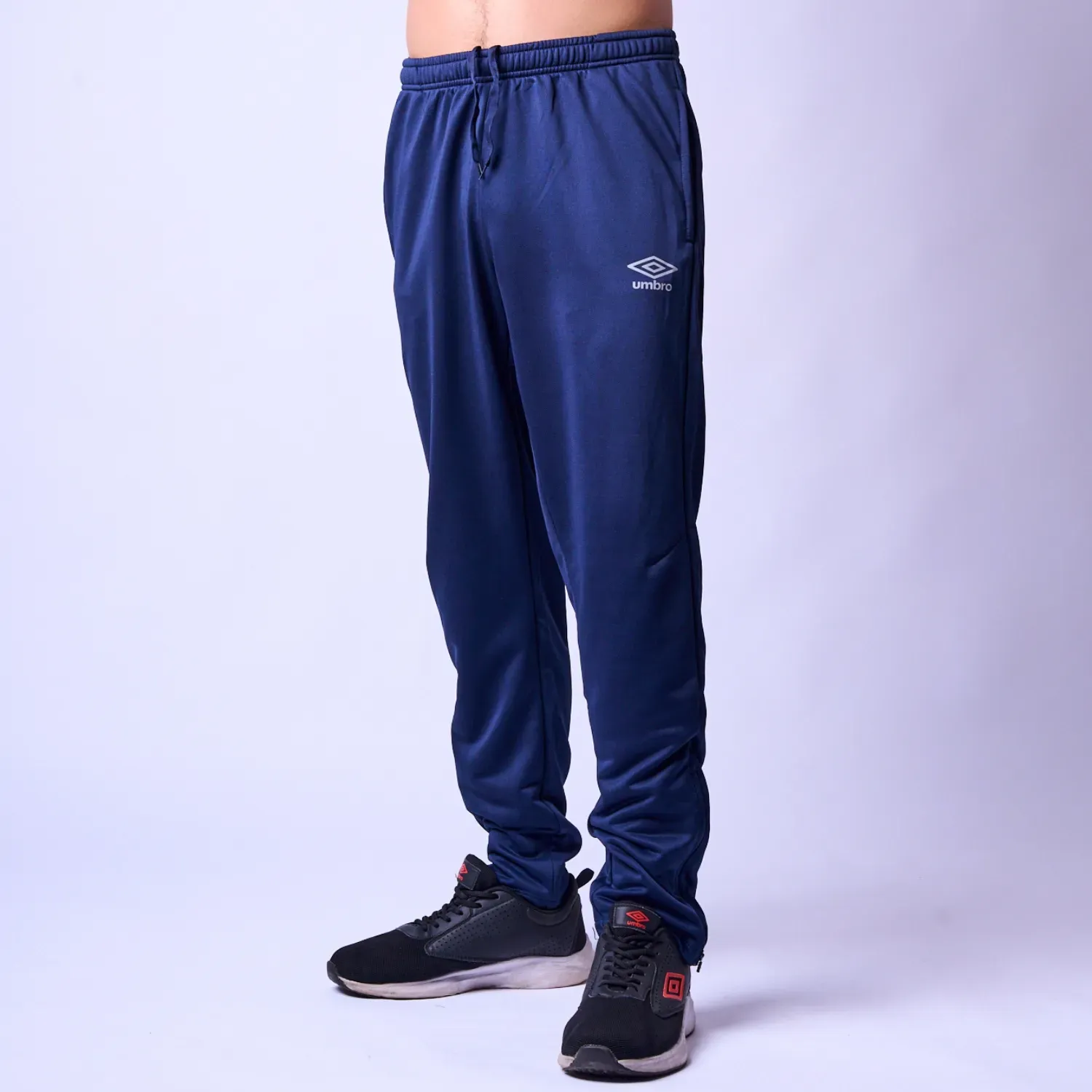 Pantalon Umbro Deportivo Hombre Tapered Pant color azul | Platanitos