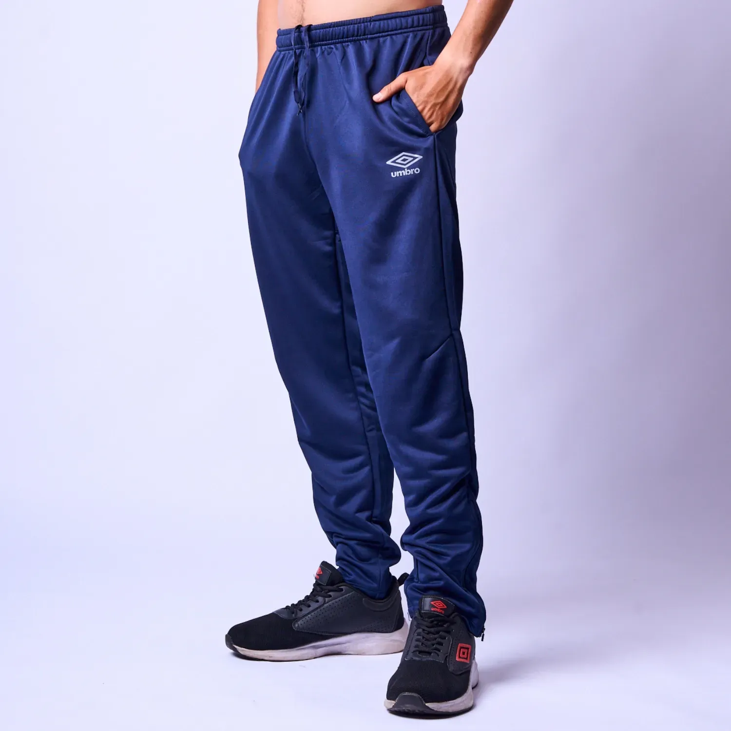 Pantalon Umbro Deportivo Hombre Tapered Pant color azul | Platanitos
