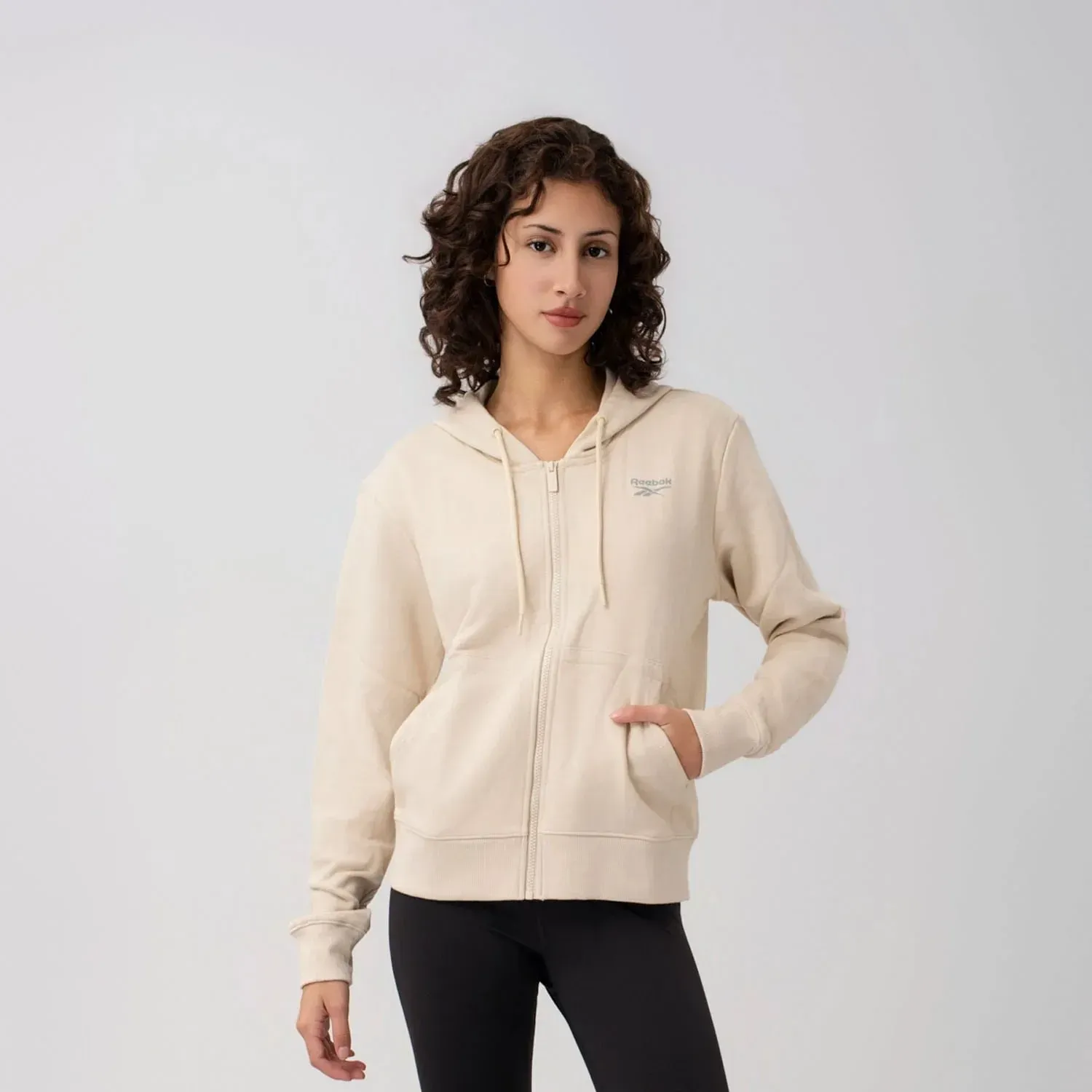 Reebok Polera Reebok Deportivo Mujer Small Logo Fleece Hoodie color biege | Platanitos
