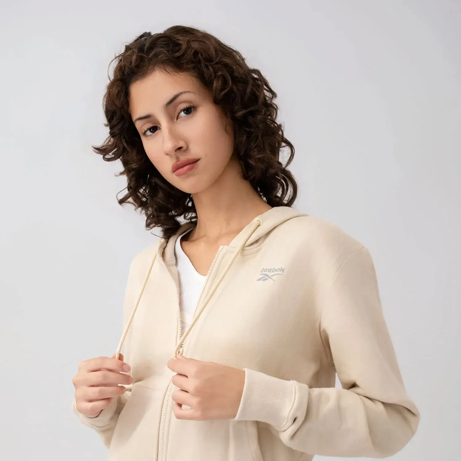Reebok Polera Reebok Deportivo Mujer Small Logo Fleece Hoodie color biege | Platanitos