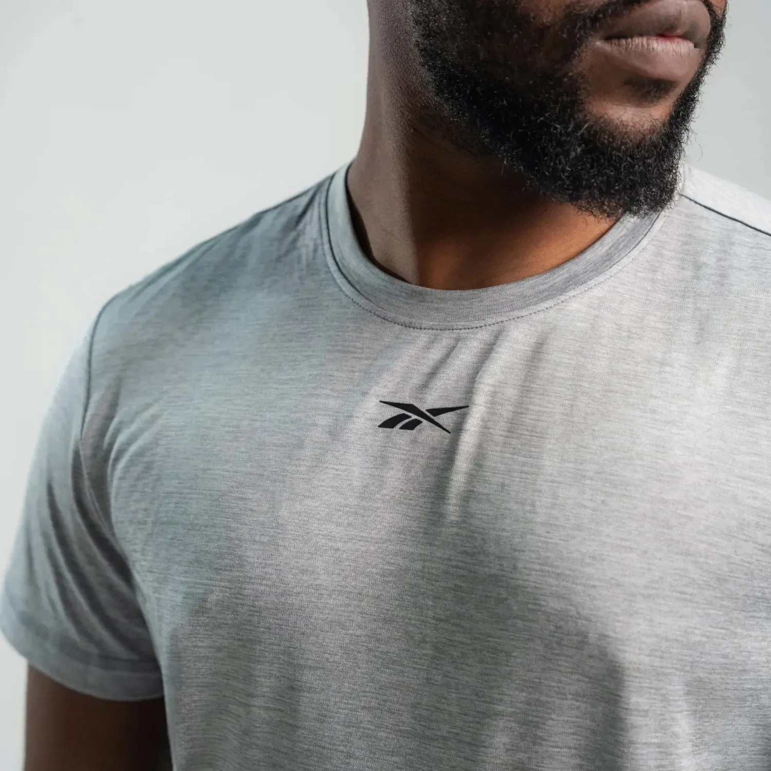 Reebok Polo Reebok Training Hombre Id Train Tech Tee color plomo | Platanitos