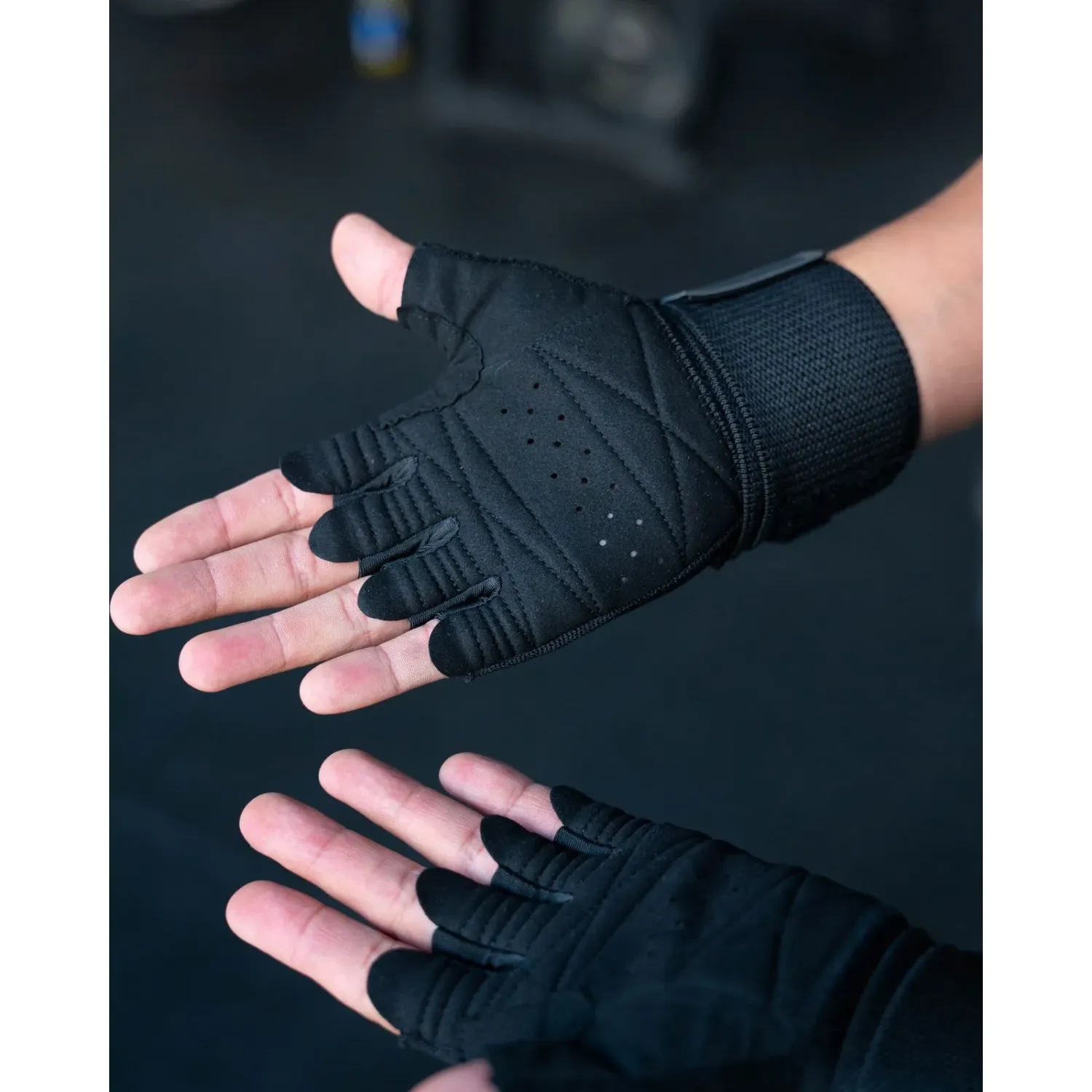 WORKOUT Guante Workout Con Muñequera color negro | Platanitos