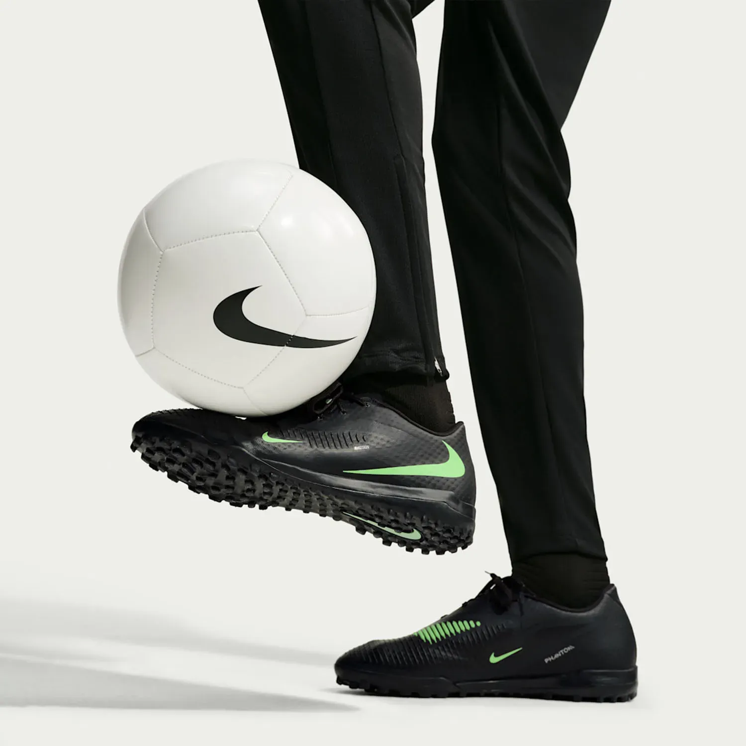Nike Zapatillas Nike De Futbol Unisex Phantom 6 Low Acad Tf color negro | Platanitos